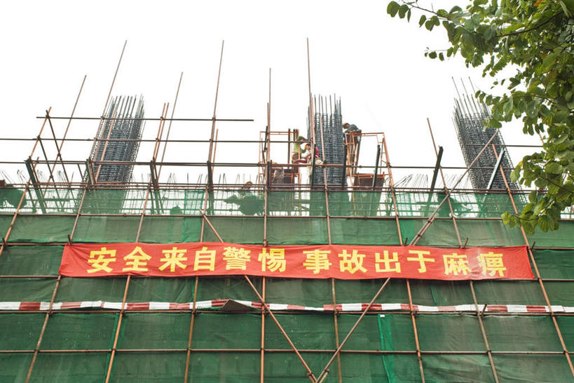 无人,高楼大厦,横图,室外,白天,仰视,度假,美景,城市风光,城市,大厦,建筑,摩天大楼,叶子,中国,亚洲,阴影,光线,标志,文字,影子,支架,字符,景观,绿叶,娱乐,标识,架子,脚手架,施工,天空,阳光,建筑工地,天,享受,休闲,嫩叶,汉字,景色,放松,晴朗,支撑,固定,中文,东亚,万里无云,中华人民共和国,国文,华文,地盘,建筑地盘,施工地盘,叶,叶片,晴空,晴空万里,彩图,低角度拍摄,大楼,高层建筑,高楼,工地,摩天楼,稳固