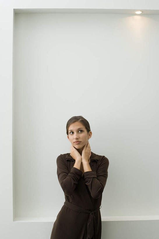 西方人,一个人,站,举,竖图,室内,白天,白色背景,正面,裙子,欧洲,欧洲人,仅一个年轻女性,仅一个女性,仅一个人,连衣裙,壁灯,灯光,灯,灯具,靠,靠着,托,站着,摄影,影棚,半身裙,吊带裙,照明设备,年轻女性,女人,女性,白种人,举起,举手,举着,向上举,向上伸,向上托,站立,半身,彩图,影棚拍摄,拍摄