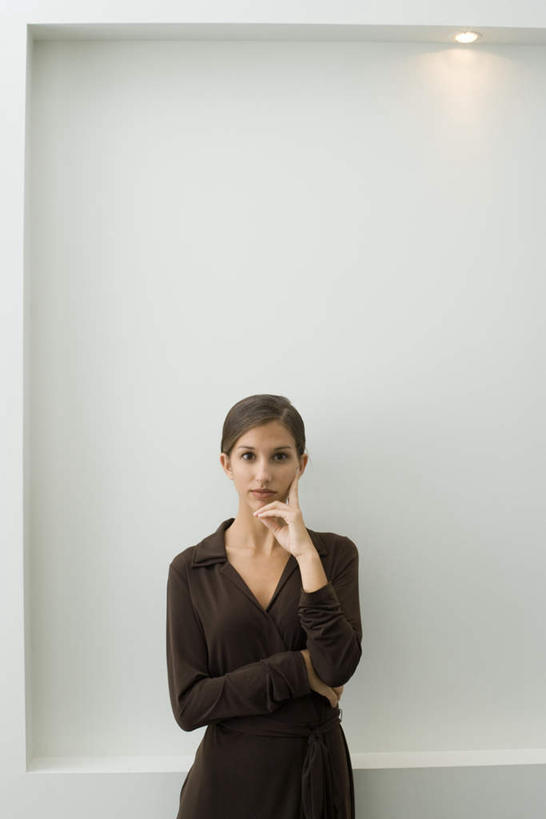 西方人,一个人,站,举,竖图,室内,白天,白色背景,正面,裙子,欧洲,欧洲人,仅一个年轻女性,仅一个女性,仅一个人,连衣裙,壁灯,灯光,灯,灯具,靠,靠着,托,站着,摄影,影棚,半身裙,吊带裙,照明设备,年轻女性,女人,女性,白种人,举起,举手,举着,向上举,向上伸,向上托,站立,半身,彩图,影棚拍摄,拍摄