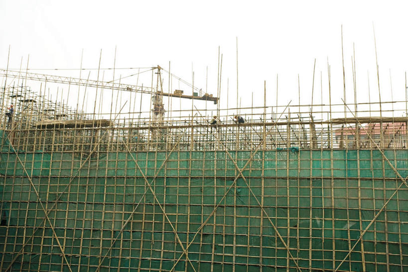 无人,家,工厂,高楼大厦,横图,室外,白天,正面,植物,标志建筑,大厦,地标,建筑,中国,亚洲,阴影,光线,影子,支架,房屋,屋子,云,云朵,建筑群,云彩,建设,楼房,架子,脚手架,住宅,吊车,树,树木,施工,绿色,白云,蓝天,天空,阳光,自然,天,起重机,钢管,生长,成长,支撑,固定,钢架,东亚,彩图,房子,大楼,高层建筑,高楼,工地,制造厂,稳固