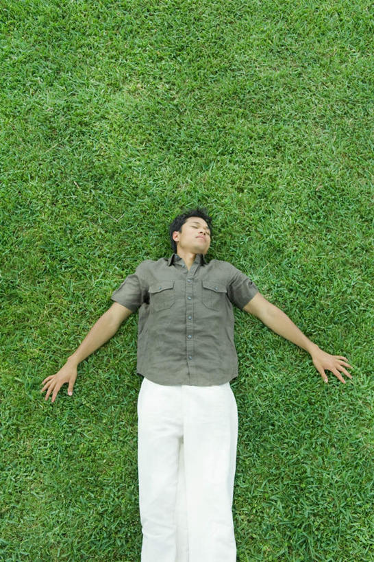 西方人,一个人,躺,闭眼,笑,微笑,竖图,俯视,室外,白天,草地,草坪,植物,欧洲,欧洲人,仅一个男性,仅一个人,伸展,草,仅一个年轻男性,绿色,卧着,男人,男性,年轻男性,白种人,闭眼睛,闭着眼,闭着眼睛,躺着,卧,半身,彩图,高角度拍摄