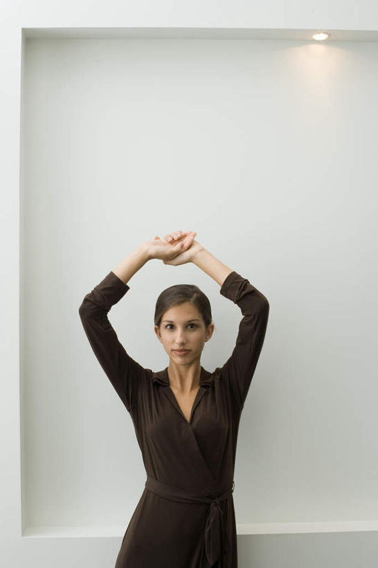 西方人,一个人,站,举,竖图,室内,白天,白色背景,正面,裙子,欧洲,欧洲人,仅一个年轻女性,仅一个女性,仅一个人,连衣裙,壁灯,灯光,灯,灯具,靠,靠着,托,站着,摄影,影棚,半身裙,吊带裙,照明设备,年轻女性,女人,女性,白种人,举起,举手,举着,向上举,向上伸,向上托,站立,半身,彩图,影棚拍摄,拍摄