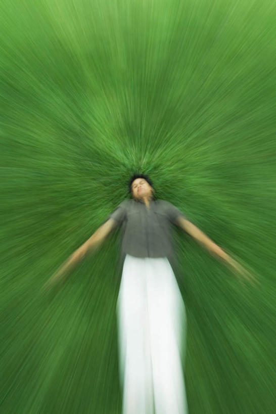 西方人,一个人,躺,闭眼,笑,微笑,竖图,俯视,室外,白天,草地,草坪,植物,欧洲,欧洲人,仅一个男性,仅一个人,伸展,朦胧,模糊,草,仅一个年轻男性,绿色,卧着,男人,男性,年轻男性,白种人,闭眼睛,闭着眼,闭着眼睛,躺着,卧,半身,彩图,高角度拍摄