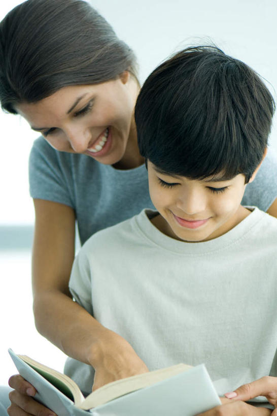 西方人,儿童,两个人,家庭,母亲,儿子,坐,捧,笑,微笑,露齿笑,竖图,室外,白天,正面,纯洁,海洋,沙滩,欧洲,欧洲人,沙子,海岸,云,云朵,沙地,云彩,休闲装,小孩,白云,蓝天,天空,海水,天,低头,看,休闲,温暖,温馨,母子,一家人,休闲服,可爱,母爱,童年,童趣,指导,和睦,海景,童真,烂漫,无邪,天真,男孩,年轻女性,女人,女性,白种人,孩子,年轻人,大海,海,海水的波动,海滩,端,端着,捧着,手捧,坐着,半身,彩图,融洽,男生