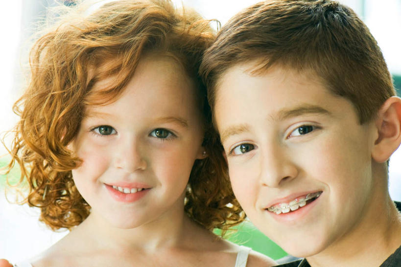 西方人,儿童,脸,头,脸颊,两个人,伙伴,朋友,站,笑,微笑,露齿笑,横图,室内,特写,白天,正面,友谊,纯洁,欧洲,欧洲人,朦胧,模糊,注视,休闲装,肩膀,小孩,观察,看,站着,休闲,休闲服,可爱,童年,童趣,观看,察看,关注,童真,烂漫,无邪,天真,友情,男孩,男人,男性,女孩,女人,女性,白种人,头部,脸部,脸蛋,面部,站立,半身,彩图,男生,女生