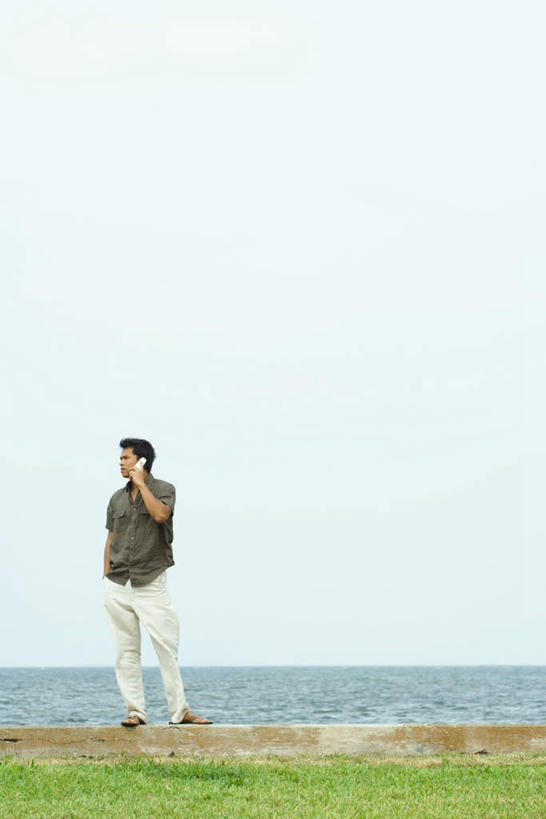 西方人,一个人,站,笑,打电话,微笑,露齿笑,竖图,室外,白天,正面,草地,草坪,海洋,植物,电话,手机,欧洲,欧洲人,仅一个男性,仅一个人,握,水平线,云,辽阔,海平线,拿,拿着,通讯设备,草,仅一个年轻男性,绿色,白云,天空,海水,天,站着,广阔,握着,一望无际,海景,无边无际,一马平川,交流,男人,男性,年轻男性,白种人,大海,海,海水的波动,近岸浪,沟通,通话,站立,彩图,全身,水天相接,水天一线