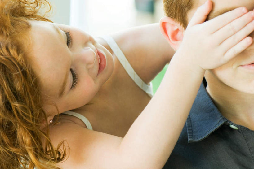 西方人,儿童,两个人,伙伴,朋友,站,笑,微笑,露齿笑,横图,室内,特写,白天,正面,友谊,纯洁,欧洲,欧洲人,朦胧,模糊,注视,休闲装,小孩,观察,看,站着,休闲,休闲服,可爱,童年,童趣,观看,察看,遮挡,关注,童真,烂漫,无邪,遮盖,遮蔽,天真,友情,男孩,男人,男性,女孩,女人,女性,白种人,站立,半身,彩图,男生,女生