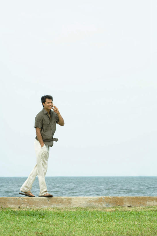 西方人,一个人,站,笑,打电话,微笑,露齿笑,竖图,室外,白天,正面,草地,草坪,海洋,植物,电话,手机,欧洲,欧洲人,仅一个男性,仅一个人,握,水平线,云,辽阔,海平线,拿,拿着,通讯设备,草,仅一个年轻男性,绿色,白云,天空,海水,天,站着,广阔,握着,一望无际,海景,无边无际,一马平川,交流,男人,男性,年轻男性,白种人,大海,海,海水的波动,近岸浪,沟通,通话,站立,彩图,全身,水天相接,水天一线