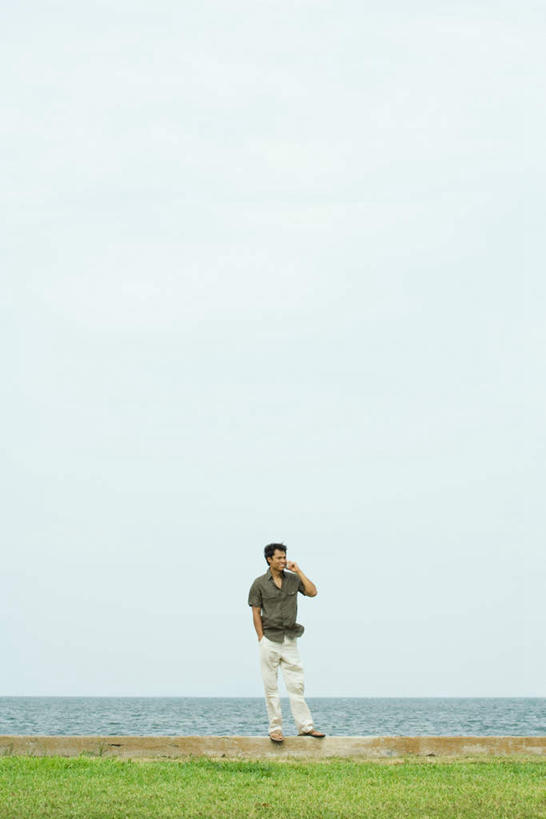 西方人,一个人,站,笑,打电话,微笑,露齿笑,竖图,室外,白天,正面,草地,草坪,海洋,植物,电话,手机,欧洲,欧洲人,仅一个男性,仅一个人,握,水平线,云,辽阔,海平线,拿,拿着,通讯设备,草,仅一个年轻男性,绿色,白云,天空,海水,天,站着,广阔,握着,一望无际,海景,无边无际,一马平川,交流,男人,男性,年轻男性,白种人,大海,海,海水的波动,近岸浪,沟通,通话,站立,彩图,全身,水天相接,水天一线