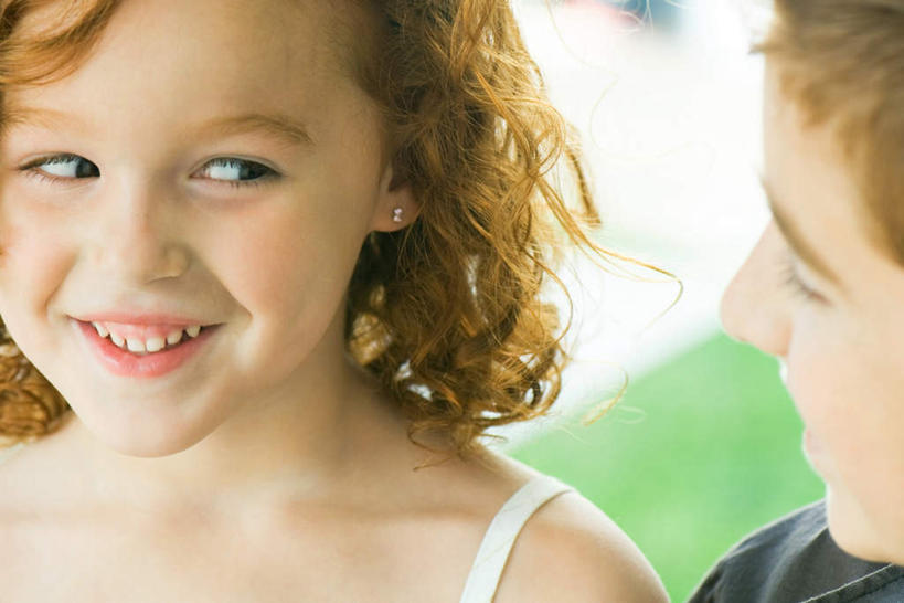 西方人,儿童,脸,头,脸颊,两个人,伙伴,朋友,站,笑,微笑,露齿笑,横图,室内,特写,白天,正面,友谊,纯洁,欧洲,欧洲人,朦胧,模糊,注视,休闲装,肩膀,小孩,观察,看,站着,休闲,休闲服,可爱,童年,童趣,观看,对视,察看,关注,童真,烂漫,无邪,天真,友情,男孩,男人,男性,女孩,女人,女性,白种人,头部,脸部,脸蛋,面部,站立,半身,彩图,男生,女生