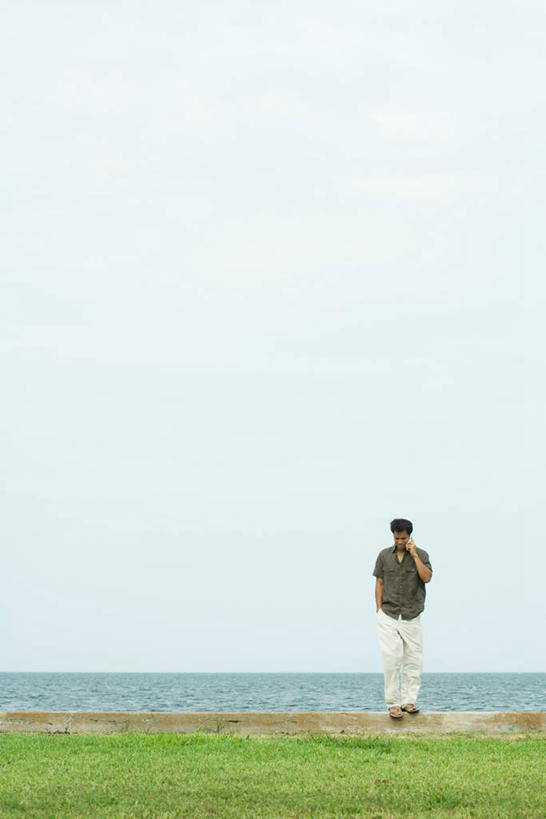 西方人,一个人,站,笑,打电话,微笑,露齿笑,竖图,室外,白天,正面,草地,草坪,海洋,植物,电话,手机,欧洲,欧洲人,仅一个男性,仅一个人,握,水平线,云,辽阔,海平线,拿,拿着,通讯设备,草,仅一个年轻男性,绿色,白云,天空,海水,天,站着,广阔,握着,一望无际,海景,无边无际,一马平川,交流,男人,男性,年轻男性,白种人,大海,海,海水的波动,近岸浪,沟通,通话,站立,彩图,全身,水天相接,水天一线