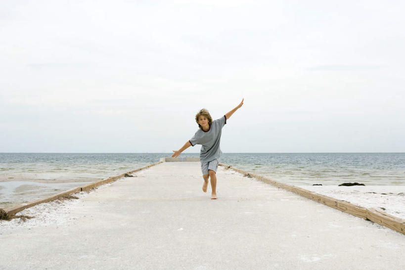 西方人,儿童,脚,脚趾,脚后跟,脚背,踝,一个人,站,跑,举,笑,微笑,横图,室外,白天,正面,锻炼,纯洁,运动,海浪,海洋,沙滩,欧洲,欧洲人,仅一个男性,仅一个人,伸展,沙子,海岸,浪花,水平线,云,辽阔,海平线,沙地,休闲装,小孩,白云,天空,海水,天,托,站着,仅一个小孩,休闲,广阔,休闲服,可爱,童年,童趣,一望无际,海景,童真,烂漫,无邪,无边无际,一马平川,体育,天真,男孩,男人,男性,白种人,孩子,大海,海,海水的波动,海滩,近岸浪,举起,举手,举着,跑步,向上举,向上伸,向上托,站立,彩图,全身,健身,水天相接,水天一线,男生