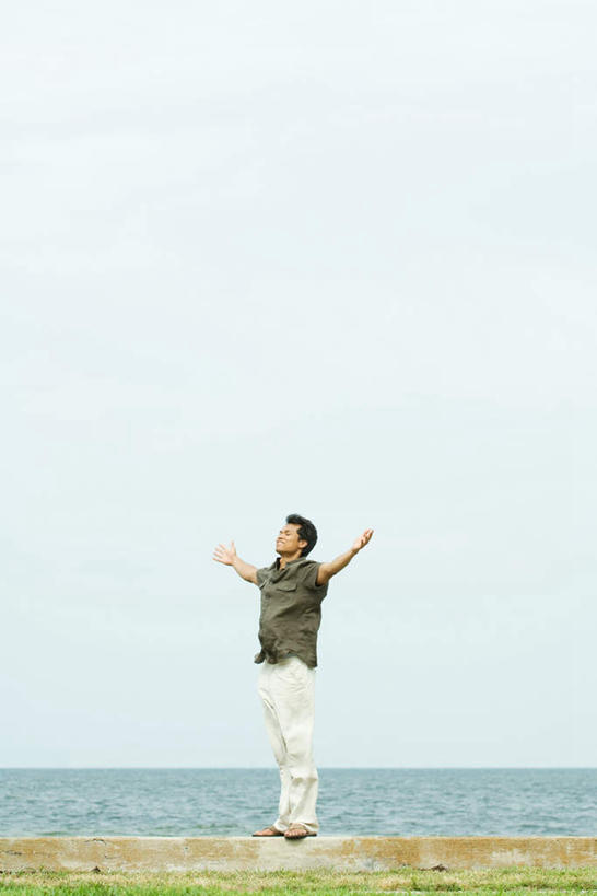 西方人,一个人,站,举,笑,微笑,露齿笑,竖图,室外,白天,侧面,草地,草坪,海洋,植物,欧洲,欧洲人,仅一个男性,仅一个人,水平线,云,辽阔,海平线,草,仅一个年轻男性,绿色,白云,天空,海水,天,托,站着,广阔,一望无际,海景,无边无际,一马平川,男人,男性,年轻男性,白种人,大海,海,海水的波动,近岸浪,举起,举手,举着,向上举,向上伸,向上托,站立,彩图,全身,水天相接,水天一线