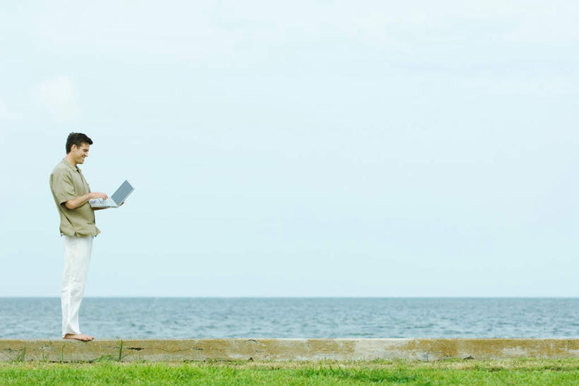 西方人,一个人,站,捧,笑,微笑,露齿笑,横图,室外,白天,侧面,电脑,笔记本电脑,草地,草坪,海洋,植物,欧洲,欧洲人,仅一个男性,仅一个人,敲打,网络,水平线,云,辽阔,海平线,输入,通讯设备,草,仅一个年轻男性,绿色,白云,天空,海水,天,打字,站着,广阔,一望无际,点击,敲击,无线,通信设备,无线网络,海景,无线上网,便携式电脑,无边无际,一马平川,按键,手提电脑,男人,男性,年轻男性,白种人,大海,海,海水的波动,近岸浪,端,端着,捧着,手捧,站立,彩图,全身,水天相接,水天一线