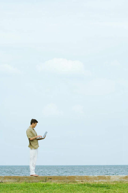 西方人,一个人,站,捧,笑,微笑,露齿笑,竖图,室外,白天,侧面,电脑,笔记本电脑,草地,草坪,海洋,植物,欧洲,欧洲人,仅一个男性,仅一个人,敲打,网络,水平线,云,辽阔,海平线,输入,通讯设备,草,仅一个年轻男性,绿色,白云,天空,海水,天,打字,站着,广阔,一望无际,点击,敲击,无线,通信设备,无线网络,海景,无线上网,便携式电脑,无边无际,一马平川,按键,手提电脑,男人,男性,年轻男性,白种人,大海,海,海水的波动,近岸浪,端,端着,捧着,手捧,站立,彩图,全身,水天相接,水天一线