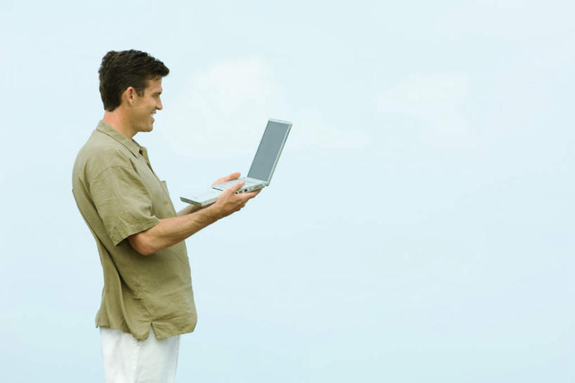 西方人,一个人,站,捧,笑,微笑,露齿笑,横图,室外,白天,侧面,电脑,笔记本电脑,草地,草坪,海浪,海洋,植物,欧洲,欧洲人,仅一个男性,仅一个人,仅一个中年男性,敲打,握,网络,浪花,云,拿,拿着,输入,通讯设备,草,绿色,白云,天空,海水,天,打字,站着,握着,点击,敲击,无线,通信设备,无线网络,海景,无线上网,便携式电脑,按键,手提电脑,男人,男性,中年男性,白种人,大海,风浪,海,海水的波动,近岸浪,涌浪,端,端着,捧着,手捧,站立,半身,彩图