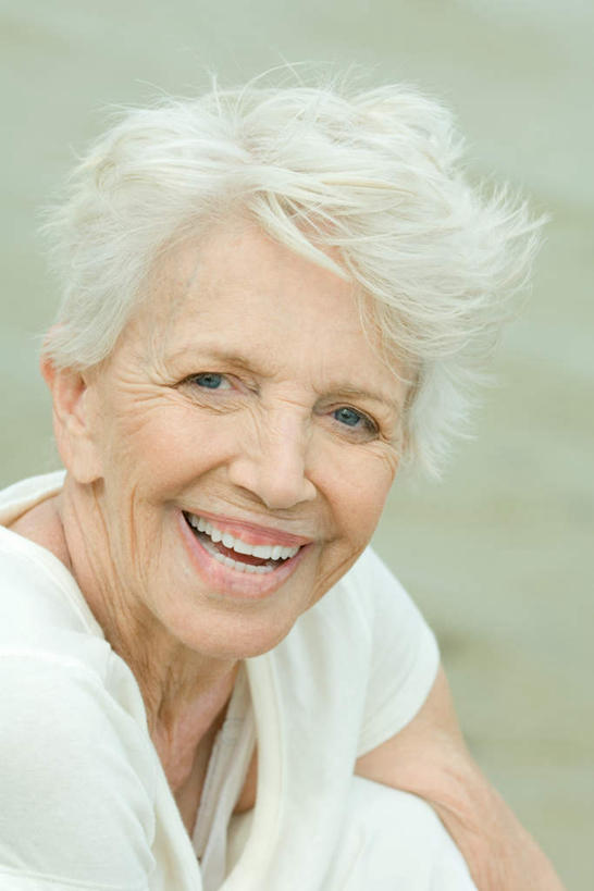 西方人,脸,头,脸颊,一个人,坐,笑,微笑,露齿笑,竖图,室外,特写,白天,正面,欧洲,欧洲人,仅一个女性,仅一个人,云,注视,休闲装,肩膀,白云,天空,天,观察,看,休闲,休闲服,仅一个老年女性,观看,察看,关注,老年女性,女人,女性,白种人,头部,脸部,脸蛋,面部,坐着,半身,彩图