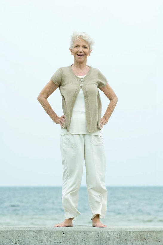 西方人,一个人,站,笑,微笑,露齿笑,竖图,室外,白天,正面,海洋,沙滩,欧洲,欧洲人,仅一个女性,仅一个人,沙子,海岸,水平线,云,辽阔,海平线,沙地,休闲装,手叉腰,台阶,白云,天空,海水,天,叉腰,站着,休闲,广阔,休闲服,仅一个老年女性,一望无际,双手叉腰,海景,无边无际,一马平川,老年女性,女人,女性,白种人,大海,海,海水的波动,海滩,近岸浪,站立,彩图,全身,水天相接,水天一线