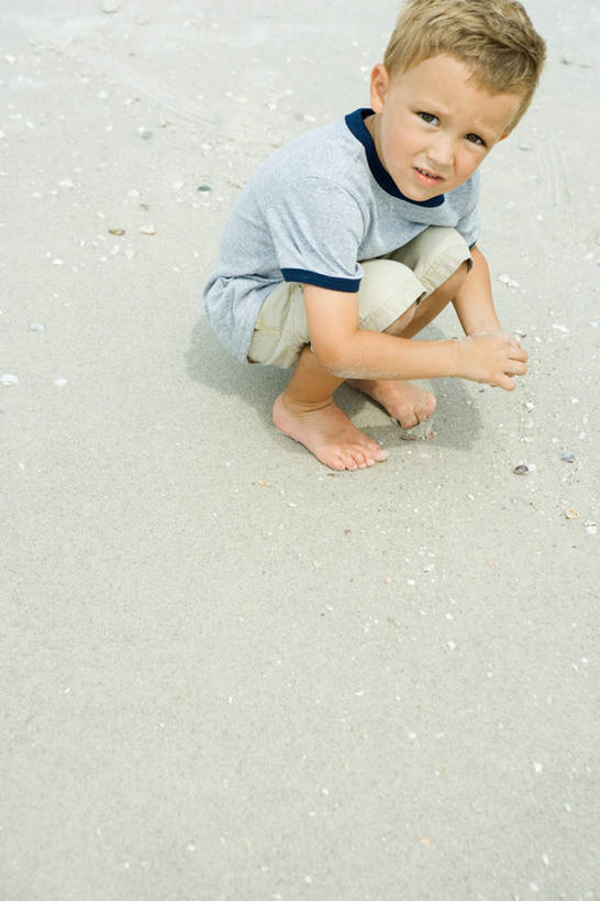 西方人,儿童,一个人,走,投,笑,微笑,竖图,俯视,室外,白天,游戏,纯洁,沙滩,欧洲,欧洲人,仅一个男性,仅一个人,阴影,光线,沙子,影子,海岸,水平线,辽阔,海平线,沙地,玩,休闲装,娱乐,小孩,阳光,仅一个小孩,休闲,广阔,休闲服,可爱,童年,童趣,一望无际,童真,烂漫,无邪,无边无际,一马平川,天真,男孩,男人,男性,白种人,孩子,海滩,步行,抛,扔,撒,散步,玩耍,嬉戏,掷,走路,彩图,高角度拍摄,全身,水天相接,水天一线,男生