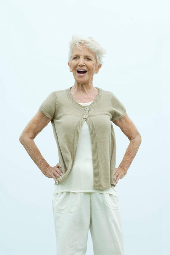 西方人,一个人,站,笑,微笑,露齿笑,竖图,室外,白天,正面,海洋,沙滩,欧洲,欧洲人,仅一个女性,仅一个人,沙子,海岸,水平线,云,辽阔,海平线,沙地,休闲装,手叉腰,台阶,白云,天空,海水,天,叉腰,站着,休闲,广阔,休闲服,仅一个老年女性,一望无际,双手叉腰,海景,无边无际,一马平川,老年女性,女人,女性,白种人,大海,海,海水的波动,海滩,近岸浪,站立,半身,彩图,水天相接,水天一线