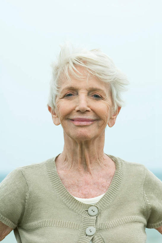 西方人,脸,头,脸颊,一个人,站,笑,微笑,露齿笑,竖图,室外,特写,白天,正面,欧洲,欧洲人,仅一个女性,仅一个人,注视,休闲装,肩膀,天空,天,观察,看,站着,休闲,休闲服,仅一个老年女性,晴朗,观看,察看,关注,万里无云,老年女性,女人,女性,白种人,头部,脸部,脸蛋,面部,晴空,晴空万里,站立,半身,彩图