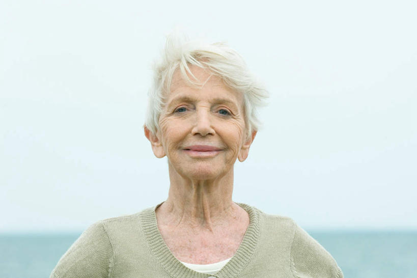 西方人,脸,头,脸颊,一个人,站,笑,微笑,露齿笑,竖图,室外,特写,白天,正面,海浪,海洋,欧洲,欧洲人,仅一个女性,仅一个人,浪花,水平线,辽阔,海平线,注视,休闲装,肩膀,天空,海水,天,观察,看,站着,休闲,广阔,休闲服,仅一个老年女性,晴朗,观看,一望无际,察看,关注,海景,万里无云,无边无际,一马平川,老年女性,女人,女性,白种人,头部,脸部,脸蛋,面部,大海,风浪,海,海水的波动,近岸浪,涌浪,晴空,晴空万里,站立,半身,彩图,水天相接,水天一线