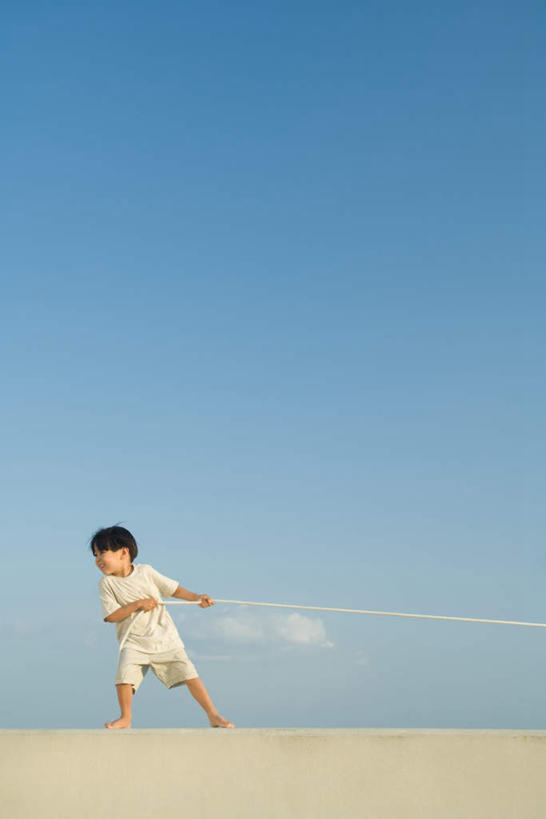 西方人,儿童,一个人,站,拉,摸,竖图,室外,白天,正面,游戏,纯洁,沙滩,欧洲,欧洲人,仅一个男性,仅一个人,握,阴影,光线,沙子,影子,海岸,沙地,玩,休闲装,娱乐,小孩,蓝色,蓝天,天空,阳光,绳子,天,站着,转头,仅一个小孩,休闲,休闲服,可爱,童年,童趣,握着,绳索,童真,烂漫,无邪,天真,男孩,男人,男性,白种人,孩子,海滩,触摸,接触,玩耍,嬉戏,站立,彩图,全身,男生