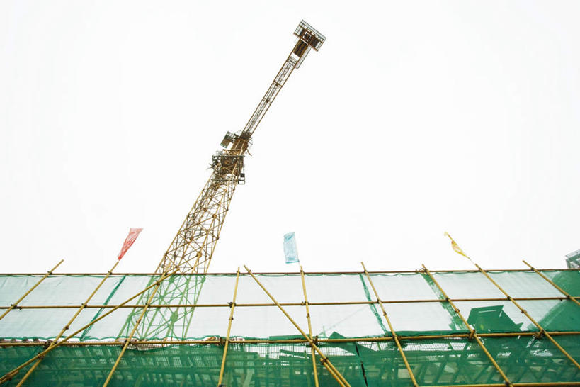 无人,工厂,横图,室外,白天,仰视,技术,建筑,旗帜,金属,方格,木板,木头,网,铁丝网,设备,脚手架,吊车,施工,三个,天空,建筑工地,交通工具,天,机械,起重机,晴朗,工程,载具,万里无云,地盘,建筑地盘,施工地盘,工作车,施工车,汽车吊,晴空,晴空万里,彩图,低角度拍摄,工地,制造厂