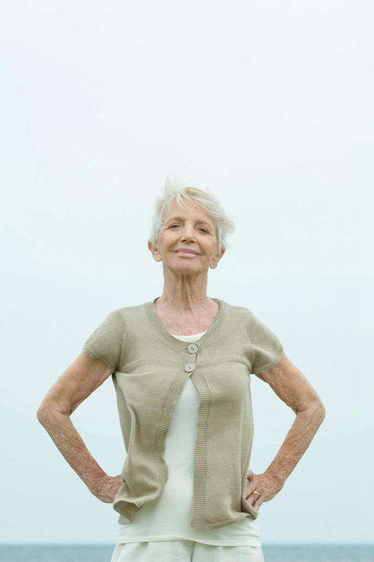 西方人,一个人,站,笑,微笑,露齿笑,竖图,室外,白天,正面,海浪,海洋,欧洲,欧洲人,仅一个女性,仅一个人,朦胧,模糊,浪花,水平线,云,辽阔,海平线,休闲装,手叉腰,绿色,白云,天空,海水,天,叉腰,站着,休闲,广阔,休闲服,仅一个老年女性,一望无际,双手叉腰,海景,无边无际,一马平川,老年女性,女人,女性,白种人,大海,风浪,海,海水的波动,近岸浪,涌浪,站立,半身,彩图,水天相接,水天一线