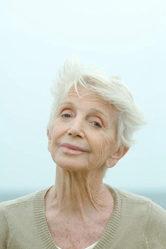 西方人,脸,头,脸颊,头发,一个人,站,笑,微笑,竖图,室外,特写,白天,正面,海浪,海洋,欧洲,欧洲人,仅一个女性,仅一个人,朦胧,模糊,浪花,云,注视,休闲装,肩膀,绿色,白色,白云,天空,海水,天,观察,看,站着,休闲,休闲服,仅一个老年女性,观看,察看,关注,海景,老年女性,女人,女性,白种人,头部,脸部,脸蛋,面部,大海,风浪,海,海水的波动,近岸浪,涌浪,抬头,仰头,站立,半身,彩图