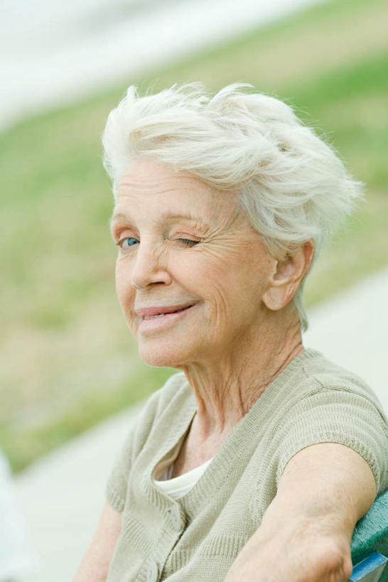 西方人,脸,头,脸颊,头发,一个人,坐,闭眼,笑,微笑,竖图,室外,特写,白天,侧面,草地,草坪,植物,椅子,欧洲,欧洲人,仅一个女性,仅一个人,阴影,朦胧,模糊,光线,影子,地面,注视,休闲装,肩膀,草,绿色,白色,阳光,看,倚靠,转头,休闲,休闲服,仅一个老年女性,老年女性,女人,女性,白种人,头部,脸部,脸蛋,面部,闭眼睛,闭着眼,闭着眼睛,坐着,半身,彩图