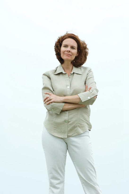 西方人,一个人,站,笑,双手交叉,微笑,露齿笑,竖图,室外,白天,正面,海浪,海洋,欧洲,欧洲人,仅一个女性,仅一个人,浪花,注视,绿色,天空,海水,天,观察,看,站着,仅一个中年女性,晴朗,观看,察看,双手抱胸,关注,海景,万里无云,女人,女性,中年女性,白种人,大海,风浪,海,海水的波动,近岸浪,涌浪,晴空,晴空万里,站立,半身,彩图