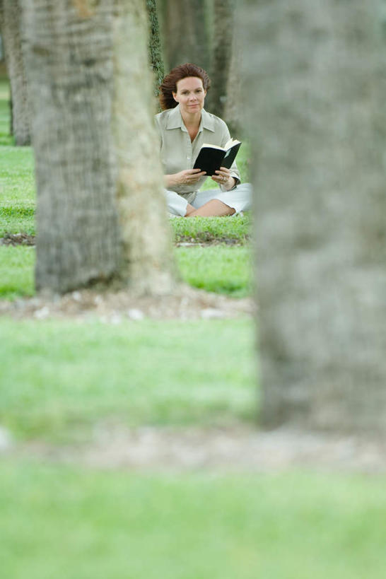 西方人,一个人,坐,盘腿,竖图,室外,白天,正面,阅读,草地,草坪,植物,报纸,书籍,欧洲,欧洲人,仅一个女性,仅一个人,握,学习,朦胧,模糊,拿,拿着,草,树,树干,树木,绿色,自然,低头,看,仅一个中年女性,浏览,握着,生长,成长,女人,女性,中年女性,白种人,书,图书,盘腿而坐,盘膝,盘着腿的,盘着腿坐,双腿交叉,坐着,彩图,全身