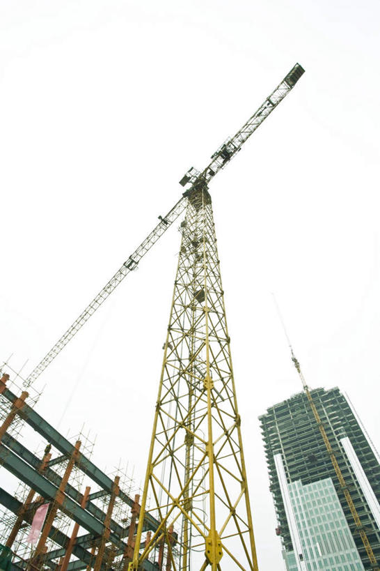 无人,工厂,高楼大厦,竖图,室外,白天,仰视,度假,美景,城市风光,城市,大厦,建筑,摩天大楼,指示牌,旗帜,金属,标志,网,文字,景观,娱乐,标识,脚手架,两个,一个,享受,休闲,起重机,景色,放松,单个,彩图,低角度拍摄,大楼,高层建筑,高楼,工地,摩天楼,制造厂