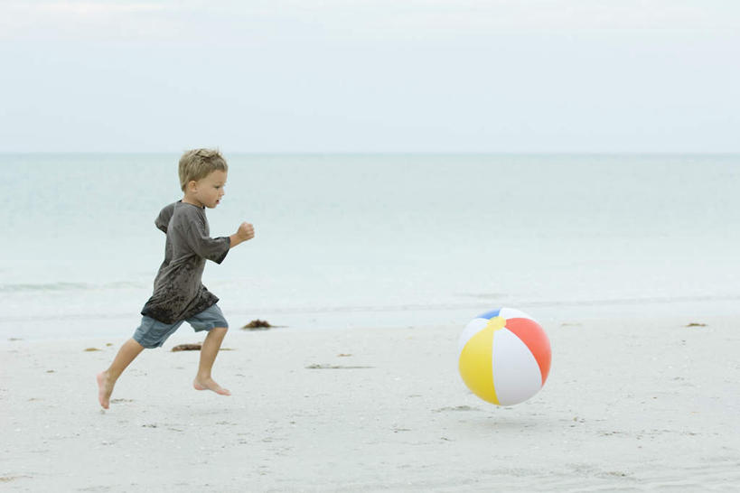 西方人,儿童,一个人,跑,横图,室外,白天,侧面,锻炼,游戏,纯洁,运动,排球,海浪,海洋,沙滩,欧洲,欧洲人,仅一个男性,仅一个人,阴影,光线,沙子,影子,海岸,浪花,水平线,辽阔,海平线,沙地,玩,休闲装,娱乐,球,一个,小孩,绿色,阳光,海水,仅一个小孩,休闲,广阔,休闲服,可爱,童年,童趣,单个,一望无际,海景,童真,烂漫,无邪,无边无际,一马平川,体育,天真,男孩,男人,男性,白种人,孩子,大海,风浪,海,海水的波动,海滩,近岸浪,涌浪,跑步,玩耍,嬉戏,彩图,全身,健身,水天相接,水天一线,男生