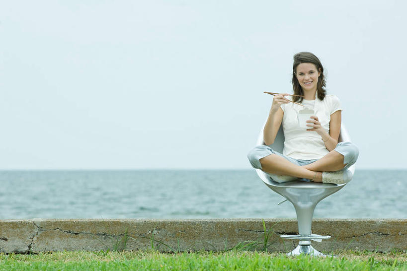 西方人,一个人,坐,笑,吃,盘腿,微笑,露齿笑,横图,室外,白天,正面,草地,草坪,海浪,海洋,植物,筷子,杯子,椅子,欧洲,欧洲人,仅一个女性,仅一个人,握,浪花,水平线,辽阔,海平线,夹,拿,拿着,注视,草,蓝色,绿色,蓝天,天空,海水,天,看,仅一个中年女性,广阔,握着,一望无际,海景,无边无际,一马平川,女人,女性,中年女性,白种人,大海,风浪,海,海水的波动,近岸浪,涌浪,嚼,盘腿而坐,盘膝,盘着腿的,盘着腿坐,食,双腿交叉,坐着,彩图,全身,水天相接,水天一线