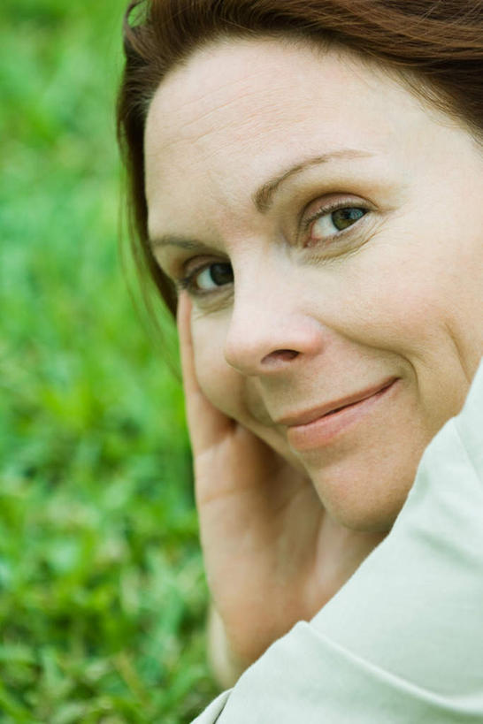 西方人,脸,头,脸颊,头发,一个人,笑,摸,微笑,竖图,室外,特写,白天,正面,草地,草坪,植物,欧洲,欧洲人,仅一个女性,仅一个人,撑,抚摸,朦胧,模糊,托腮,注视,休闲装,肩膀,草,黄色,绿色,看,趴着,托,转头,仅一个中年女性,休闲,休闲服,撑着,托下巴,女人,女性,中年女性,白种人,头部,脸部,脸蛋,面部,触摸,接触,趴,半身,彩图