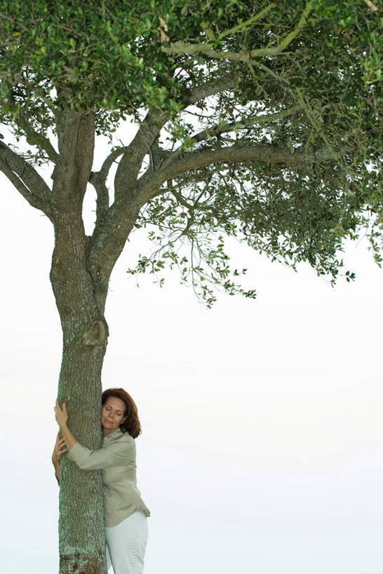 西方人,一个人,站,闭眼,抱,笑,微笑,竖图,室外,白天,侧面,海浪,海洋,树林,植物,欧洲,欧洲人,仅一个女性,仅一个人,浪花,一颗,休闲装,树,树木,蓝色,绿色,蓝天,天空,自然,海水,天,站着,仅一个中年女性,休闲,休闲服,生长,成长,抱着,搂着,海景,女人,女性,中年女性,白种人,大海,风浪,海,海水的波动,近岸浪,涌浪,闭眼睛,闭着眼,闭着眼睛,怀抱,搂,搂抱,相抱,拥抱,站立,半身,彩图