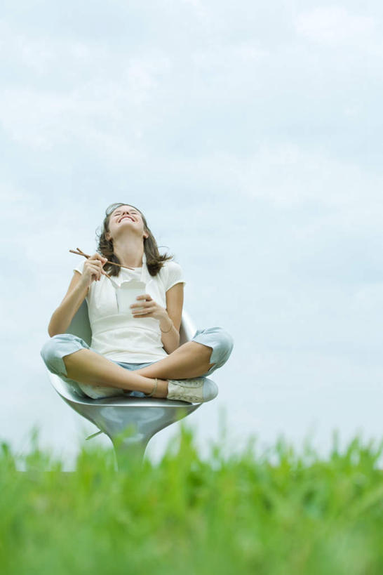 西方人,一个人,坐,吃,盘腿,竖图,室外,白天,仰视,草地,草坪,植物,筷子,椅子,欧洲,欧洲人,仅一个女性,仅一个人,握,云,云朵,夹,拿,云彩,拿着,注视,草,食物,蓝色,绿色,白云,蓝天,天空,天,看,仅一个中年女性,握着,关注,女人,女性,中年女性,白种人,嚼,盘腿而坐,盘膝,盘着腿的,盘着腿坐,食,双腿交叉,抬头,仰头,坐着,彩图,低角度拍摄,全身