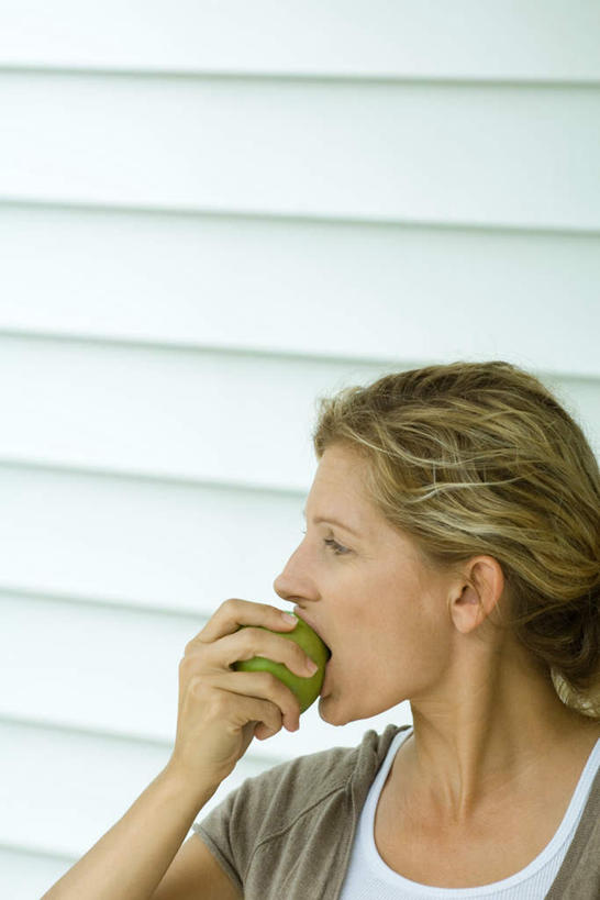 西方人,头发,一个人,站,笑,吃,微笑,露齿笑,竖图,室外,特写,白天,侧面,苹果,水果,欧洲,欧洲人,仅一个女性,仅一个人,握,新鲜,墙,生食,食品,果实,拿,拿着,注视,休闲装,墙壁,墙面,食物,一个,黄色,看,倚靠,站着,仅一个中年女性,休闲,休闲服,握着,有机食品,绿色食品,单个,女人,女性,中年女性,白种人,嚼,食,站立,半身,彩图