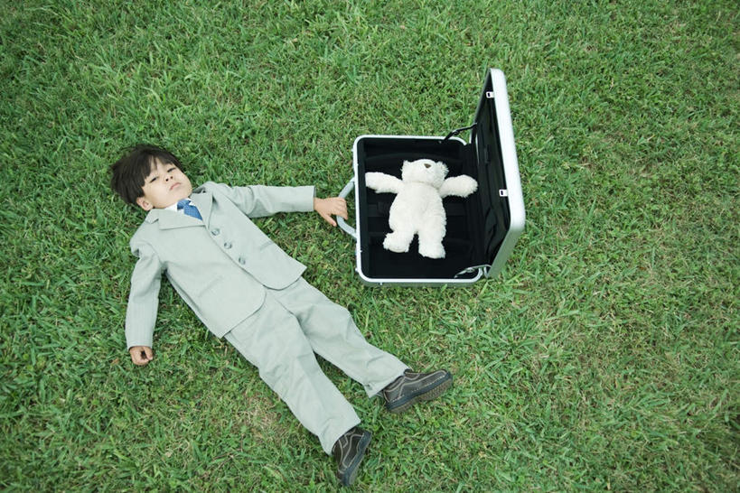 西方人,儿童,一个人,躺,闭眼,横图,俯视,室外,白天,衬衫,游戏,纯洁,安全,草地,草坪,植物,熊,玩具,欧洲,欧洲人,仅一个男性,仅一个人,玩偶,领带,泰迪熊,玩,拎,娱乐,草,一个,小孩,绿色,玩具熊,箱子,仅一个小孩,休闲,保险箱,可爱,童年,童趣,益智,毛绒玩具,单个,保护,安慰,发泄,消遣,保险,私密,童真,烂漫,无邪,宣泄,罗斯福熊,卧着,天真,男孩,男人,男性,白种人,孩子,闭眼睛,闭着眼,闭着眼睛,躺着,玩耍,卧,嬉戏,彩图,高角度拍摄,全身,衬衣,男生,拎着