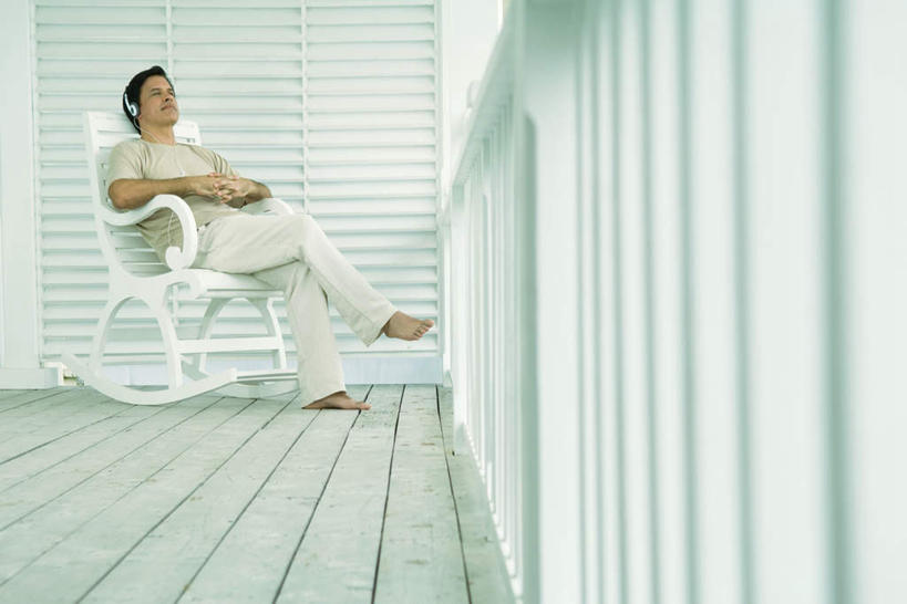 西方人,头发,一个人,栏杆,躺,笑,微笑,横图,室外,白天,侧面,快乐,满意,幸福,地板,椅子,欧洲,欧洲人,仅一个男性,仅一个人,仅一个中年男性,木椅,墙,躺椅,围栏,音响,地面,音乐,听,注视,休闲装,娱乐,护栏,木地板,墙壁,墙面,黑色,耳机,看,倚靠,享受,休闲,休闲服,放松,舒适,享乐,卧着,男人,男性,中年男性,白种人,躺着,卧,彩图,全身