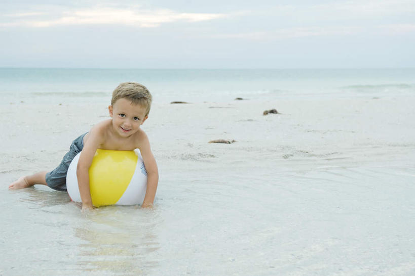 西方人,儿童,一个人,横图,室外,白天,正面,游戏,纯洁,海浪,海洋,沙滩,欧洲,欧洲人,仅一个男性,仅一个人,撑,朦胧,模糊,沙子,海岸,浪花,水平线,辽阔,海平线,沙地,玩,注视,娱乐,球,一个,小孩,蓝色,绿色,蓝天,天空,海水,天,看,趴着,仅一个小孩,休闲,广阔,可爱,童年,童趣,单个,一望无际,撑着,海景,童真,烂漫,无邪,无边无际,一马平川,天真,男孩,男人,男性,白种人,孩子,大海,风浪,海,海水的波动,海滩,近岸浪,涌浪,趴,玩耍,嬉戏,彩图,全身,水天相接,水天一线,男生