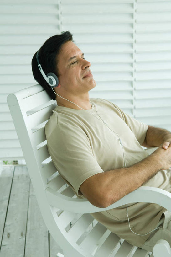 西方人,头发,一个人,躺,笑,微笑,竖图,室内,白天,侧面,快乐,满意,幸福,地板,椅子,欧洲,欧洲人,仅一个男性,仅一个人,木椅,墙,躺椅,音响,地面,音乐,听,注视,休闲装,娱乐,木地板,墙壁,墙面,仅一个年轻男性,黑色,耳机,看,倚靠,享受,休闲,休闲服,放松,舒适,享乐,卧着,男人,男性,年轻男性,白种人,躺着,卧,半身,彩图