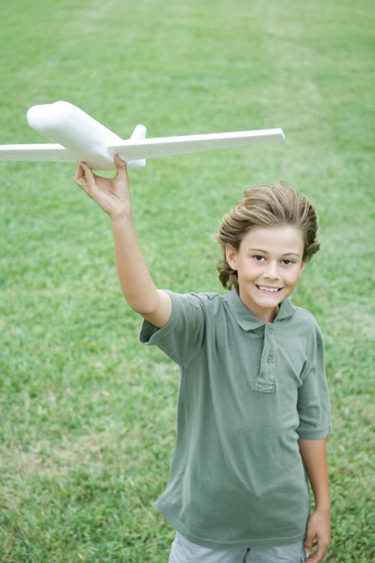 西方人,儿童,头发,一个人,站,举,笑,微笑,露齿笑,竖图,俯视,室外,白天,纯洁,草地,草坪,植物,飞机,玩具,欧洲,欧洲人,仅一个男性,仅一个人,正装,注视,休闲装,草,一个,小孩,黄色,绿色,看,托,站着,仅一个小孩,休闲,休闲服,可爱,童年,童趣,单个,童真,烂漫,无邪,天真,男孩,男人,男性,白种人,孩子,举起,举手,举着,抬头,向上举,向上伸,向上托,仰头,站立,半身,彩图,高角度拍摄,男生