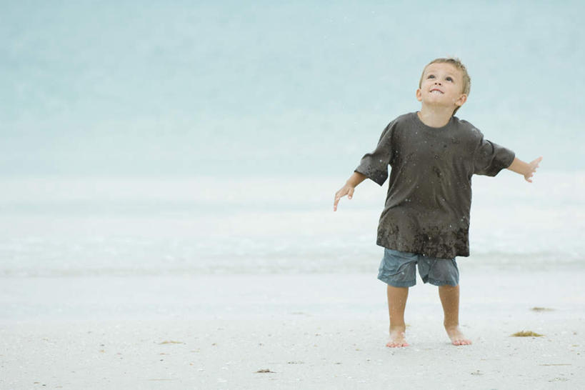 西方人,儿童,头发,一个人,站,伸展双臂,笑,微笑,横图,室外,白天,正面,纯洁,海浪,海洋,沙滩,欧洲,欧洲人,仅一个男性,仅一个人,朦胧,模糊,沙子,海岸,浪花,水平线,辽阔,海平线,沙地,休闲装,小孩,黄色,蓝色,绿色,蓝天,天空,海水,天,看,站着,仅一个小孩,休闲,广阔,休闲服,可爱,童年,童趣,一望无际,海景,童真,烂漫,无邪,无边无际,一马平川,天真,男孩,男人,男性,白种人,孩子,大海,风浪,海,海水的波动,海滩,近岸浪,涌浪,敞开双臂,伸开双臂,抬头,仰头,展开双肩,站立,张开手臂,张开双臂,彩图,全身,水天相接,水天一线,男生