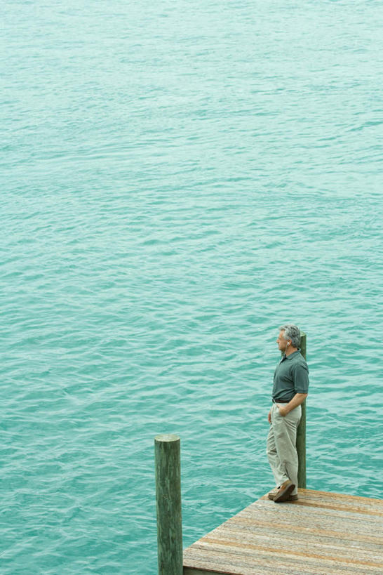 西方人,一个人,站,竖图,俯视,室外,白天,快乐,满意,幸福,海浪,海洋,地板,欧洲,欧洲人,仅一个男性,仅一个人,浪花,音响,地面,音乐,注视,休闲装,娱乐,木地板,绿色,海水,耳机,看,倚靠,站着,仅一个老年男性,享受,休闲,休闲服,放松,舒适,享乐,关注,海景,双手抄兜,双手放兜,老年男性,男人,男性,白种人,大海,风浪,海,海水的波动,近岸浪,涌浪,插兜,两手抄兜,两手放兜,手插兜,手放口袋,站立,彩图,高角度拍摄,全身,手抄兜