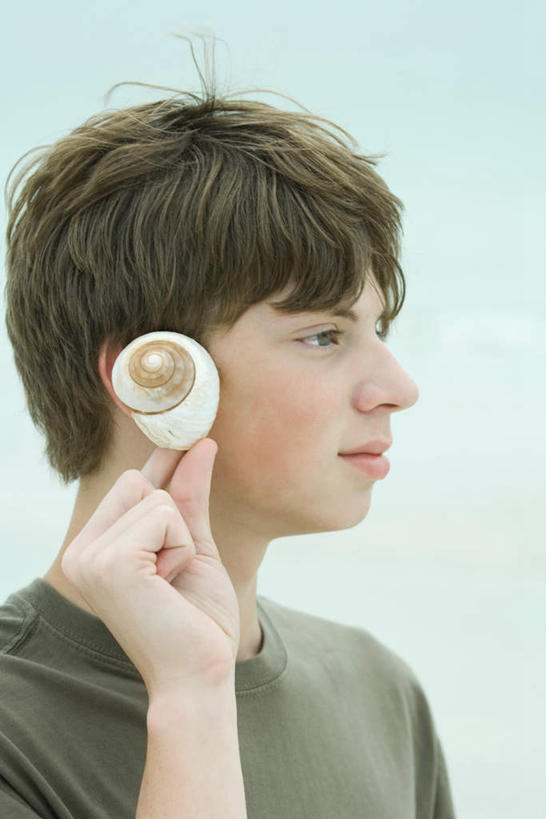 西方人,儿童,脸,头,脸颊,一个人,站,笑,微笑,竖图,室外,特写,白天,侧面,纯洁,海浪,海洋,贝壳,欧洲,欧洲人,仅一个男性,仅一个人,握,浪花,拿,听,拿着,注视,肩膀,一个,小孩,蓝色,绿色,蓝天,天空,海水,天,看,站着,仅一个小孩,可爱,童年,童趣,握着,单个,海景,童真,烂漫,无邪,天真,男孩,男人,男性,白种人,孩子,头部,脸部,脸蛋,面部,贝类外壳,海螺壳,软体动物外壳,大海,风浪,海,海水的波动,近岸浪,涌浪,站立,半身,彩图,男生