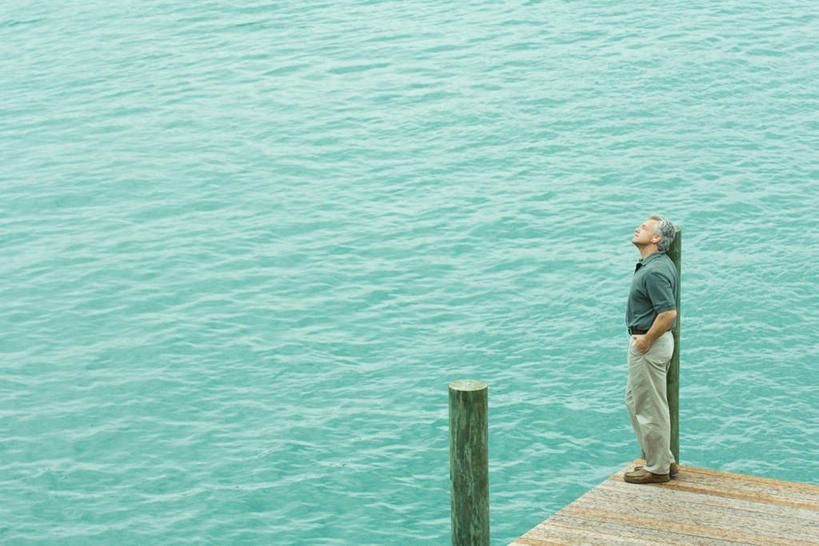 西方人,一个人,站,闭眼,竖图,俯视,室外,白天,快乐,满意,幸福,海浪,海洋,地板,欧洲,欧洲人,仅一个男性,仅一个人,浪花,音响,地面,音乐,休闲装,娱乐,木地板,绿色,海水,耳机,倚靠,站着,仅一个老年男性,享受,休闲,休闲服,放松,舒适,享乐,海景,双手抄兜,双手放兜,老年男性,男人,男性,白种人,大海,风浪,海,海水的波动,近岸浪,涌浪,闭眼睛,闭着眼,闭着眼睛,插兜,两手抄兜,两手放兜,手插兜,手放口袋,抬头,仰头,站立,彩图,高角度拍摄,全身,手抄兜