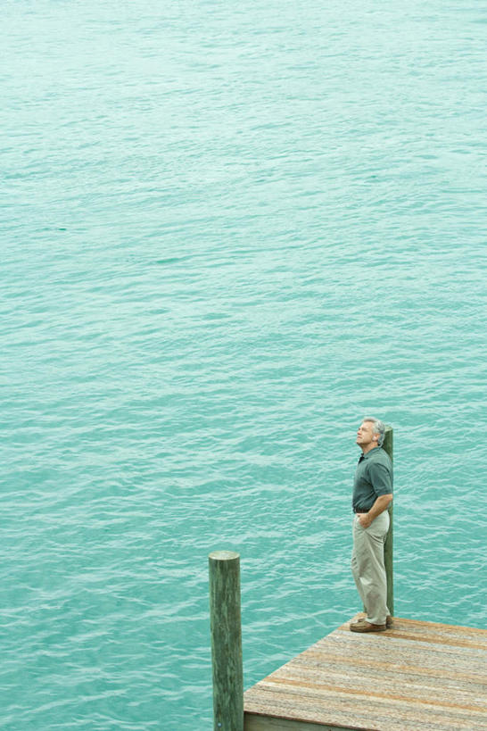 西方人,一个人,站,竖图,俯视,室外,白天,海浪,海洋,地板,欧洲,欧洲人,仅一个男性,仅一个人,浪花,地面,注视,休闲装,木地板,绿色,海水,看,倚靠,站着,仅一个老年男性,休闲,休闲服,关注,海景,双手抄兜,双手放兜,老年男性,男人,男性,白种人,大海,风浪,海,海水的波动,近岸浪,涌浪,插兜,两手抄兜,两手放兜,手插兜,手放口袋,抬头,仰头,站立,彩图,高角度拍摄,全身,手抄兜